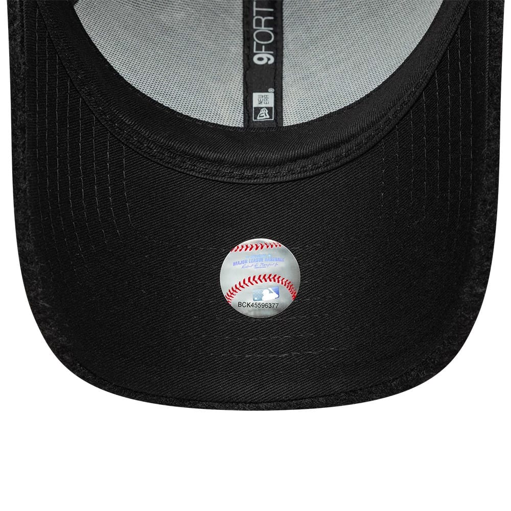 Pictured is this MLB Chainstitch Winter Borg New York Yankees 9FORTY cap in black. 5