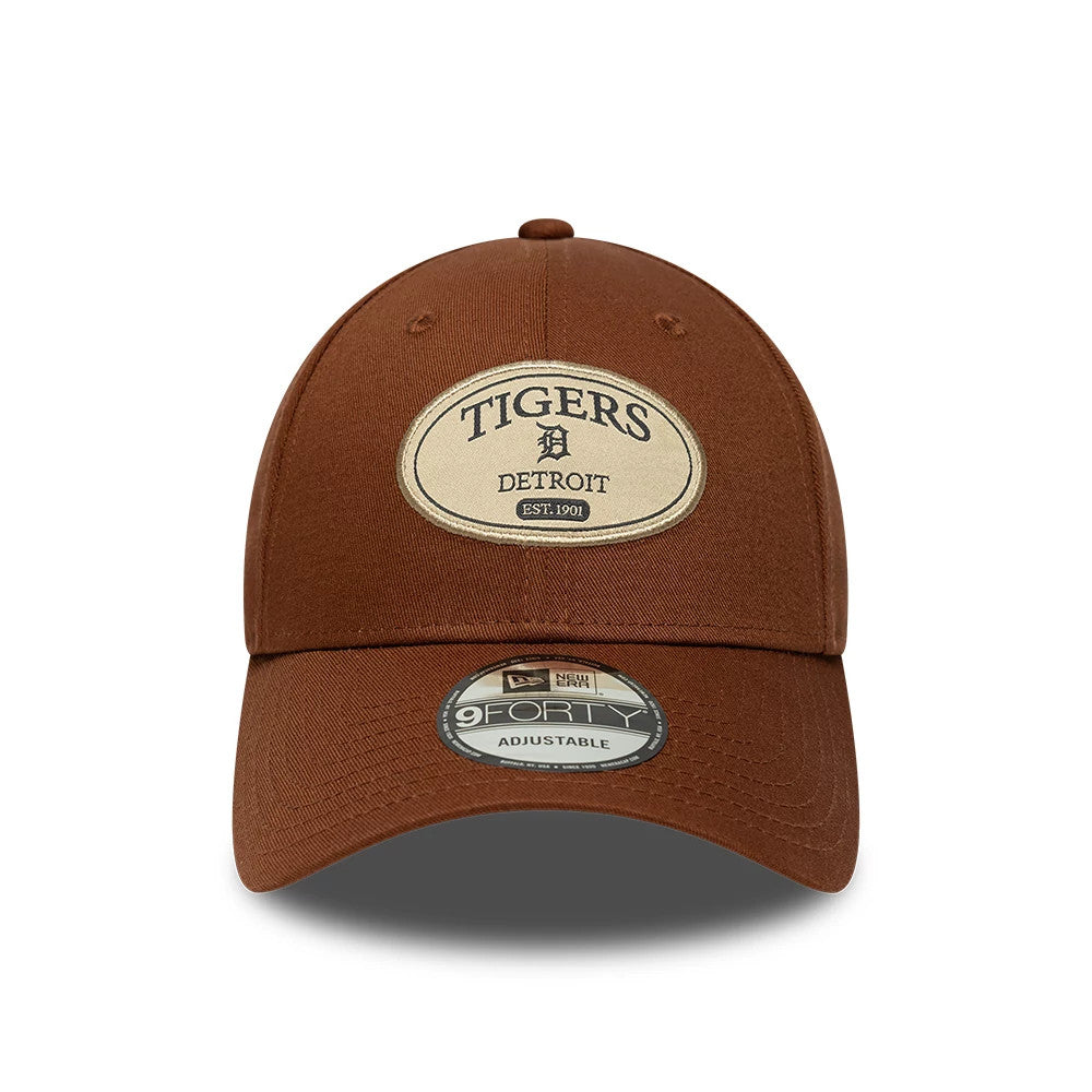 Detroit Tigers MLB Patch Brown New Era 9FORTY Adjustable Cap, front view showing a beige embroidered oval patch with Tigers and Detroit text on the structured brown crown and a 9FORTY size sticker on the curved brown visor.