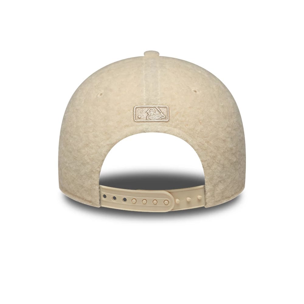 Pictured is this Womens MLB Winter Borg LA Dodgers 9FORTY M-Crown cap in cream. 4