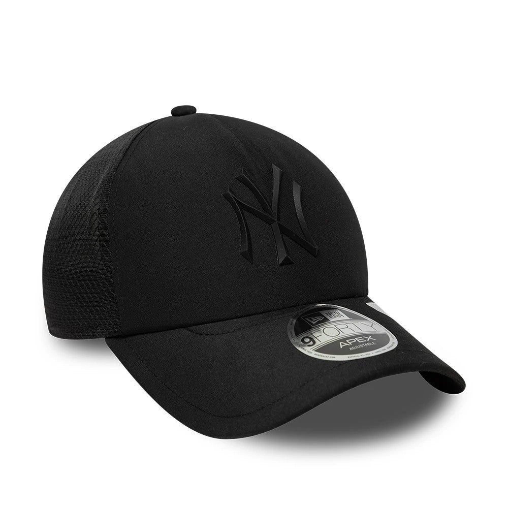 New York Yankees MLB Sporty Black New Era 9FORTY Apex Adjustable Cap, three-quarter view showing a black embroidered NY logo on the front panel, a curved visor with a 9FORTY size sticker, and mesh on the side.