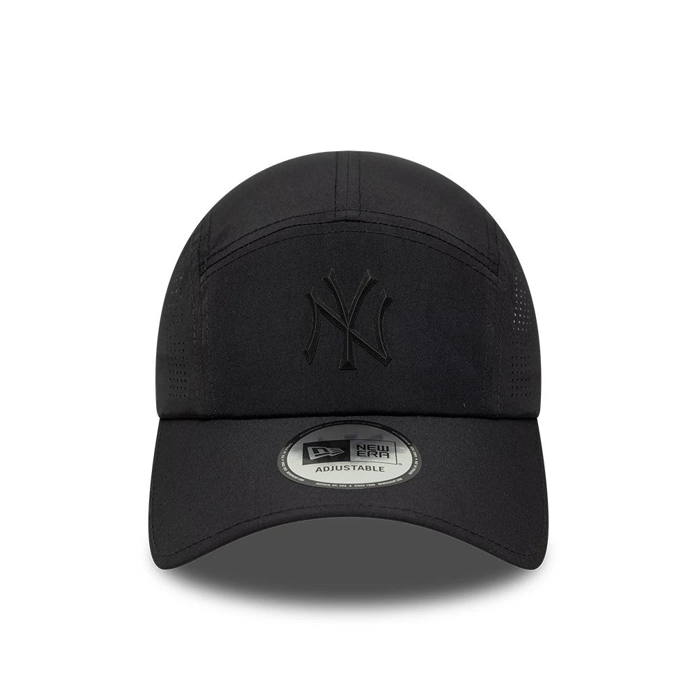 Pictured is this MLB Tech Midi New York Yankees Runner cap in black. 2