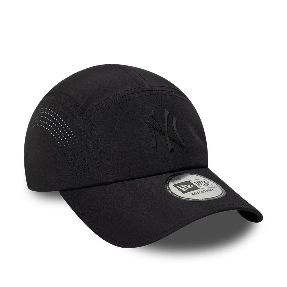 Pictured is this MLB Tech Midi New York Yankees Runner cap in black. 3