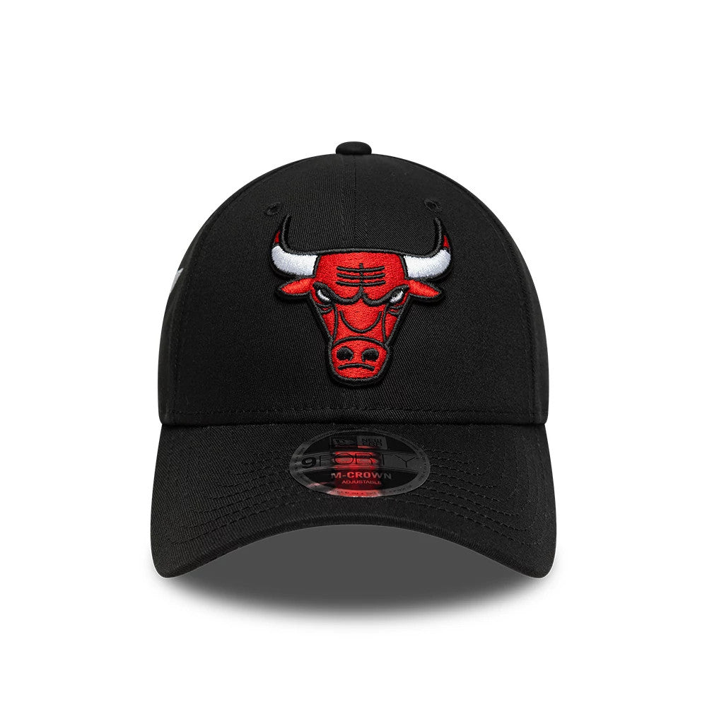 Chicago Bulls NBA Side Script Black New Era 9FORTY M-Crown Adjustable Cap, front view showing the red and white embroidered Bulls logo on the front panel, a pre-curved black visor, and a 9FORTY size sticker on the visor.