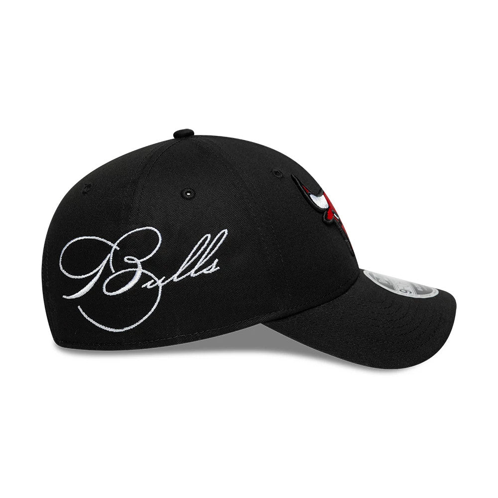 Chicago Bulls NBA Side Script Black New Era 9FORTY M-Crown Adjustable Cap, side view showing Bulls script in white cursive embroidery on the left side, a red and black Bulls logo on the front panel.
