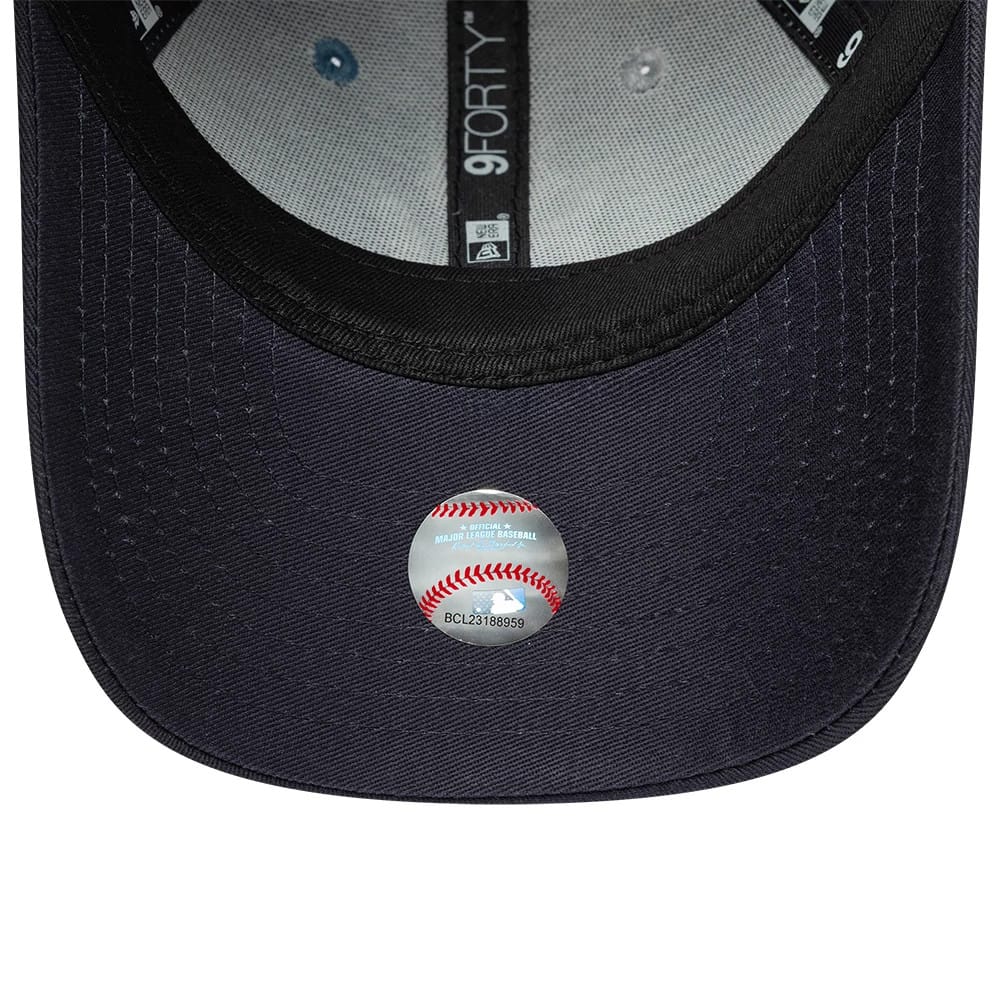 Pictured is this Youth MLB Colourblock New York Yankees 9FORTY cap in navy. 5