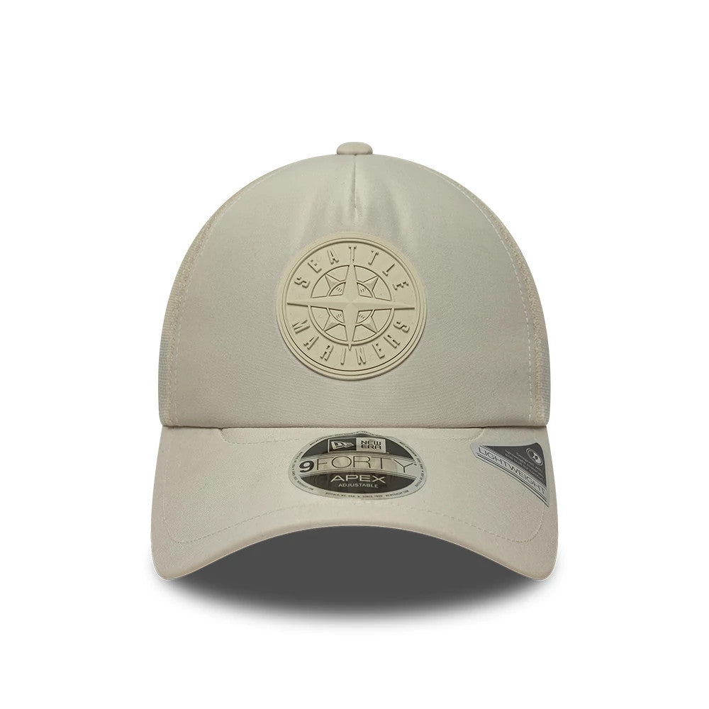 Seattle Mariners MLB Sporty Cream New Era 9FORTY Apex Adjustable Cap, front view showing a monochrome raised embroidered Seattle Mariners logo on the cream front panel, with a curved visor and a 9FORTY size sticker affixed to the centre.
