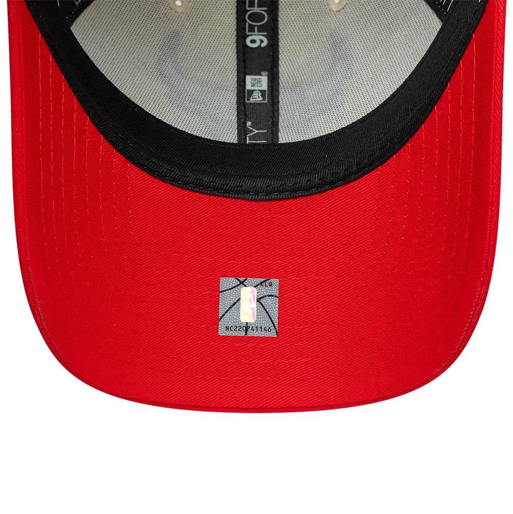 Pictured is this NBA Colourblock Chicago Bulls 9FORTY cap in cream & red. 5