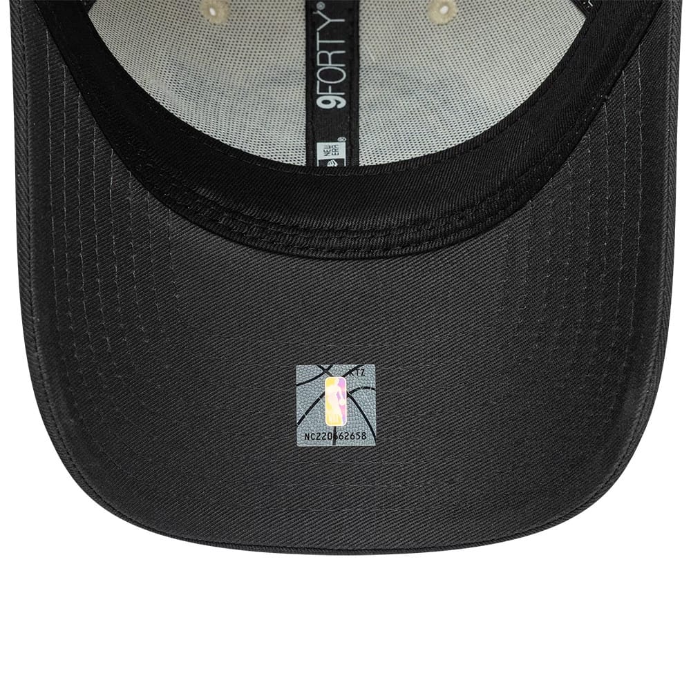 Pictured is this NBA Colourblock LA Lakers 9FORTY cap in cream. 5