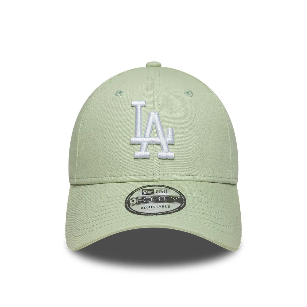 LA Dodgers MLB League Essential Pastel Green New Era 9FORTY Adjustable Cap, front view showing the white embroidered LA logo on the structured pastel green crown, with a curved visor featuring a 9FORTY size sticker and eyelets.