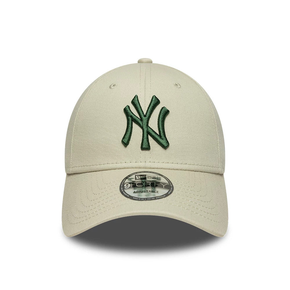 New York Yankees MLB League Essential Cream New Era 9FORTY Adjustable Cap, front view showing a raised green embroidered NY logo on the cream front panel, curved visor with the 9FORTY size sticker, and matching top button.