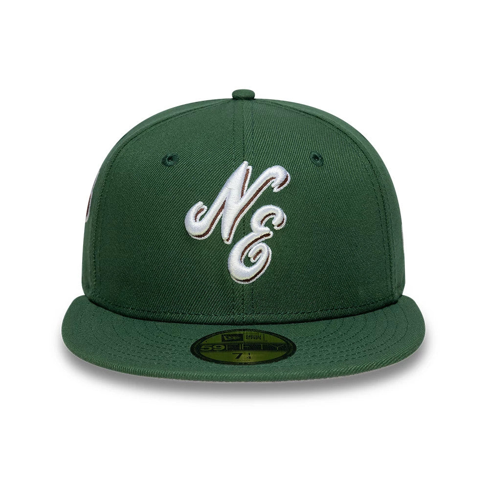 New Era Heritage Script Dark Green 59FIFTY Fitted Cap, front view showing raised white NE embroidered script logo centred on the structured dark green crown, with a matching flat visor and gold 59FIFTY size sticker at the front.
