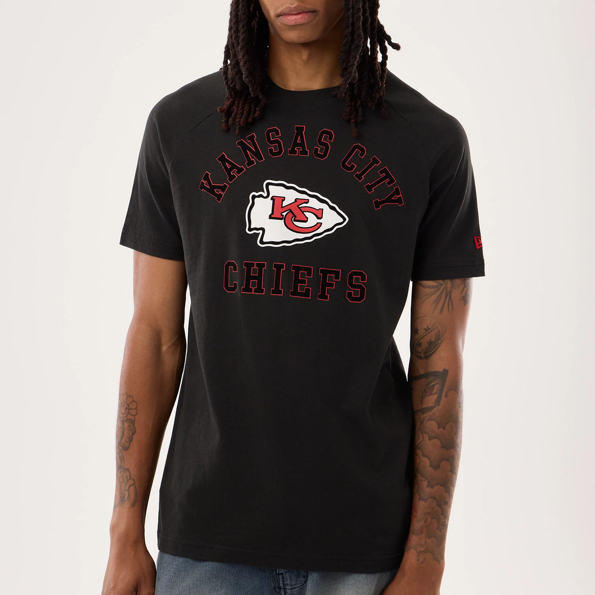 New Era Kansas City Chiefs NFL Sideline 2026 Black T-Shirt, front view on-model displaying the white and red embroidered Chiefs logo centred on the chest, with Kansas City text arching above, a red New Era logo on the left sleeve.