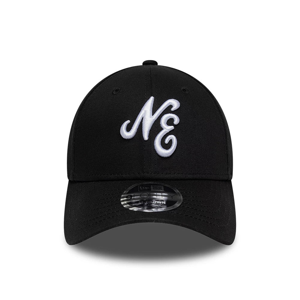 New Era Heritage Connect Black New Era 9FORTY M-Crown Adjustable Cap, front view showing raised white NE embroidery on the black crown with a curved black visor and a 9FORTY size sticker on the centre of the visor.