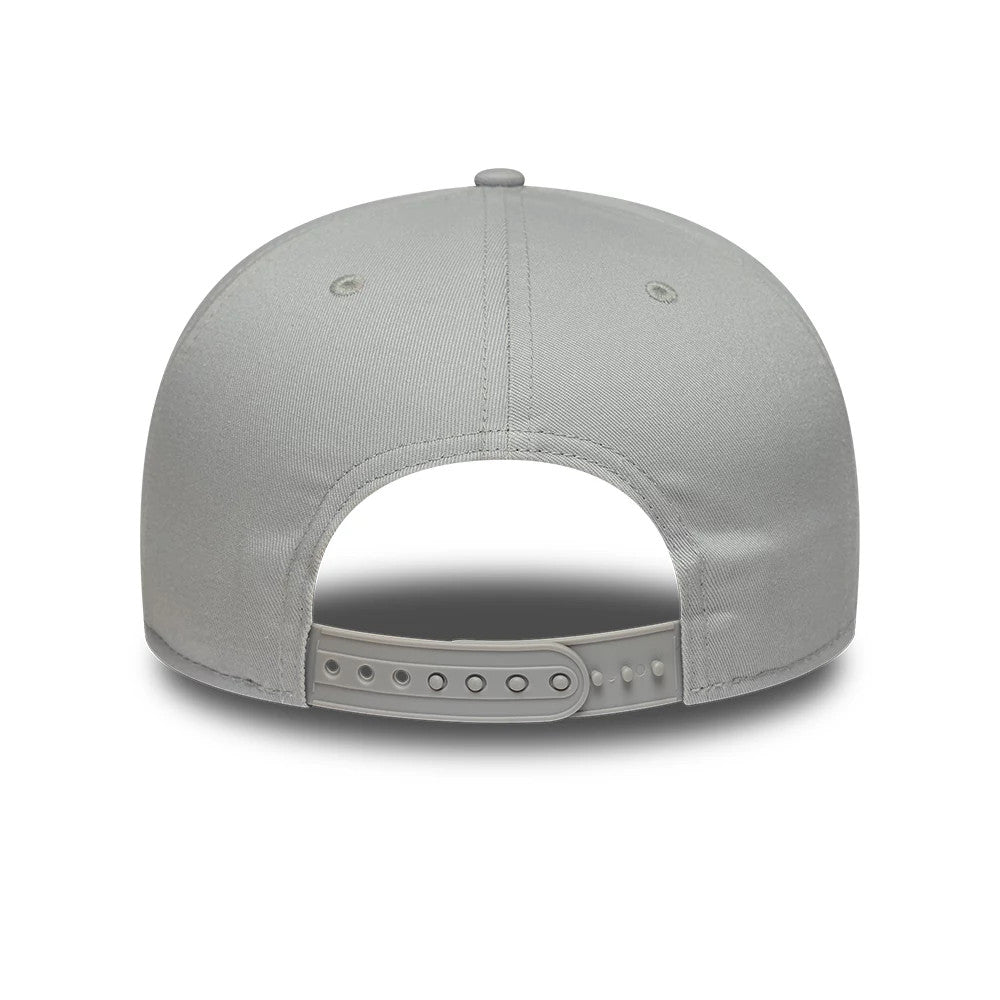 Pictured is this MLB League Essential New York Yankees 9FIFTY Snapback Adjustable cap in light grey. 4