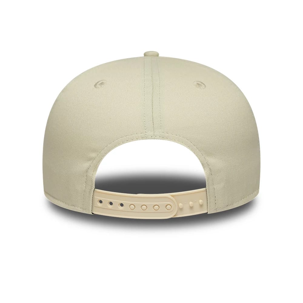Pictured is this MLB World Series Patch New York Yankees 9FIFTY Snapback Adjustable cap in light beige. 4
