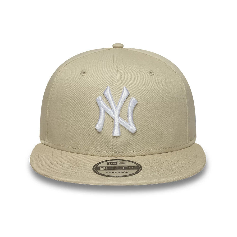 New York Yankees MLB League Essential Light Beige New Era 9FIFTY Snapback Adjustable Cap, front view showing the white raised embroidered NY logo on the structured beige front panel, beige flat visor, and 9FIFTY size sticker on the visor.