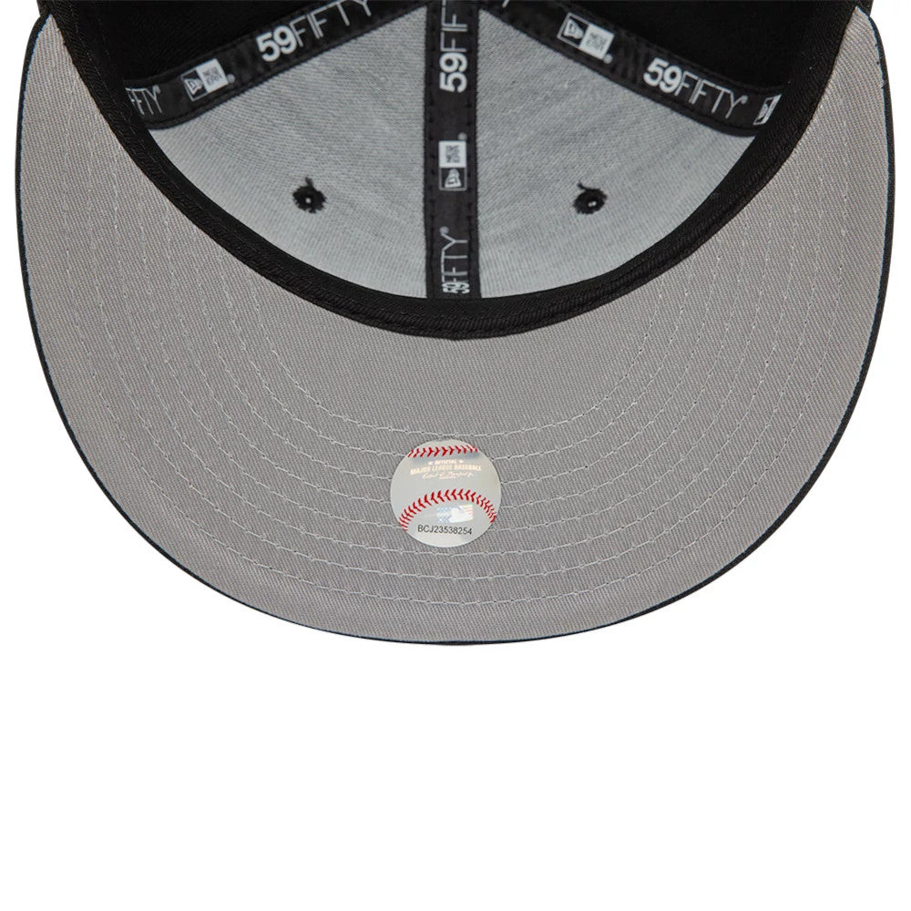 Pictured is this MLB Heart Icon Chicago White Sox 59FIFTY Fitted cap in black. 2