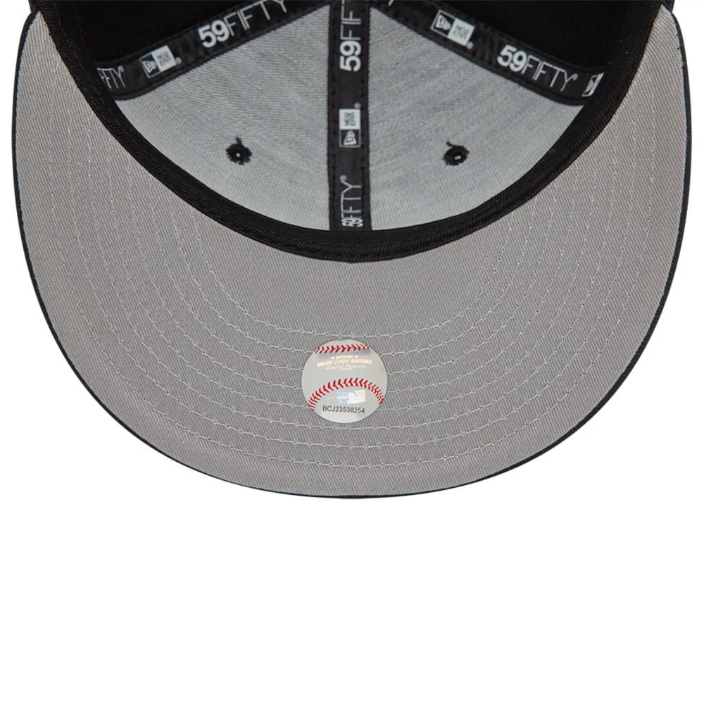 Pictured is this MLB Heart Icon Chicago White Sox 59FIFTY Fitted cap in black. 2