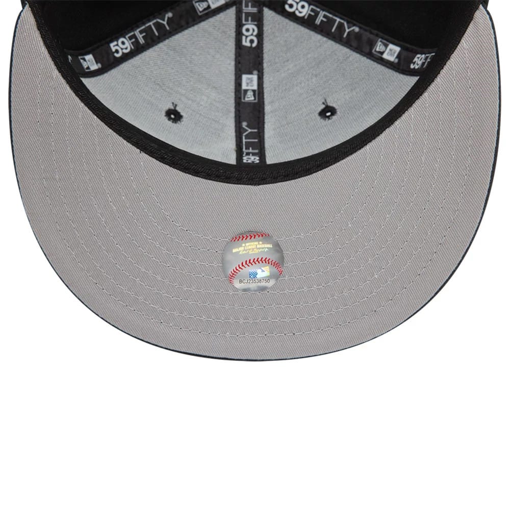 Pictured is this MLB Heart Icon New York Yankees 59FIFTY Fitted cap in black. 2