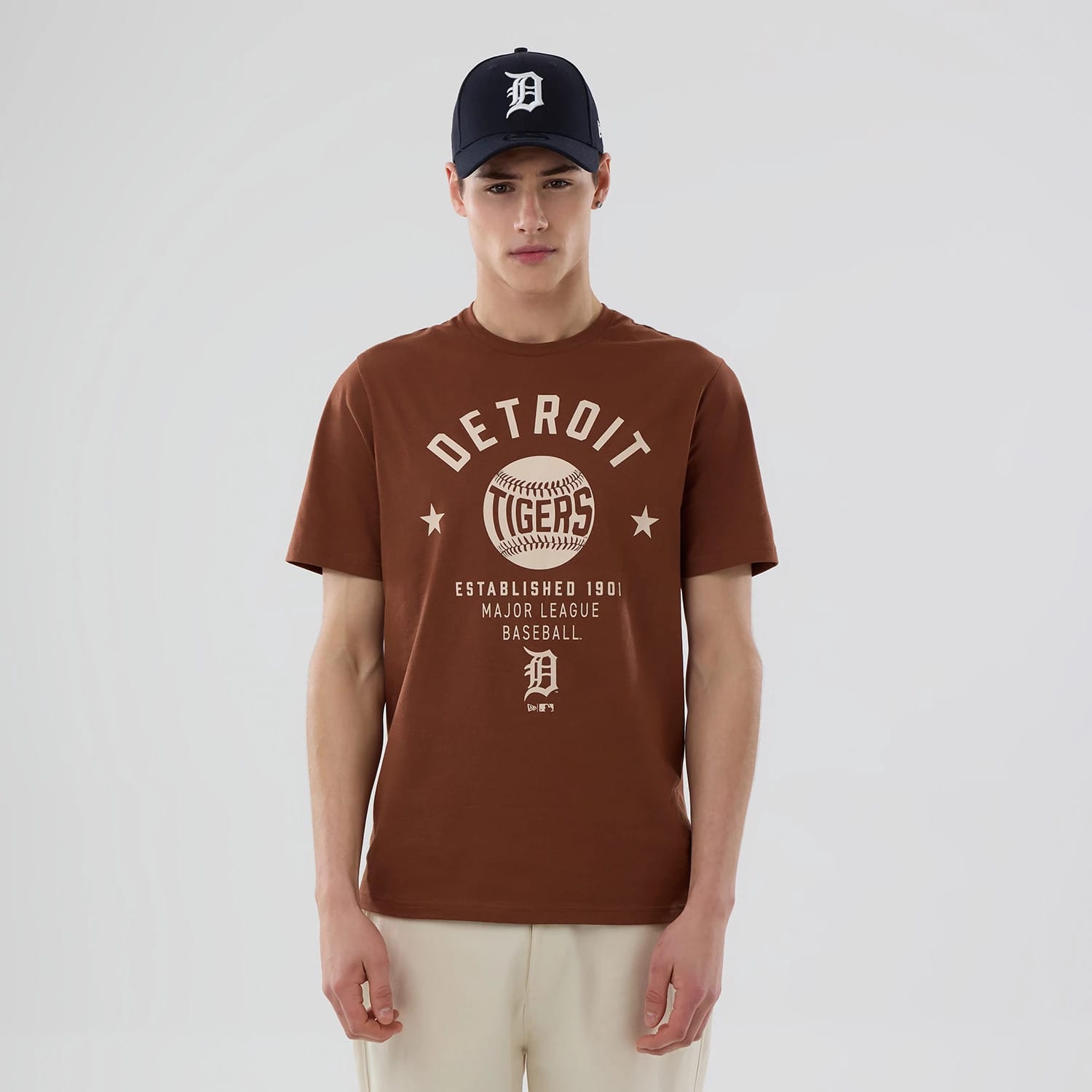 The model is wearing this MLB Graphic Detroit Tigers T-Shirt in brown. 1