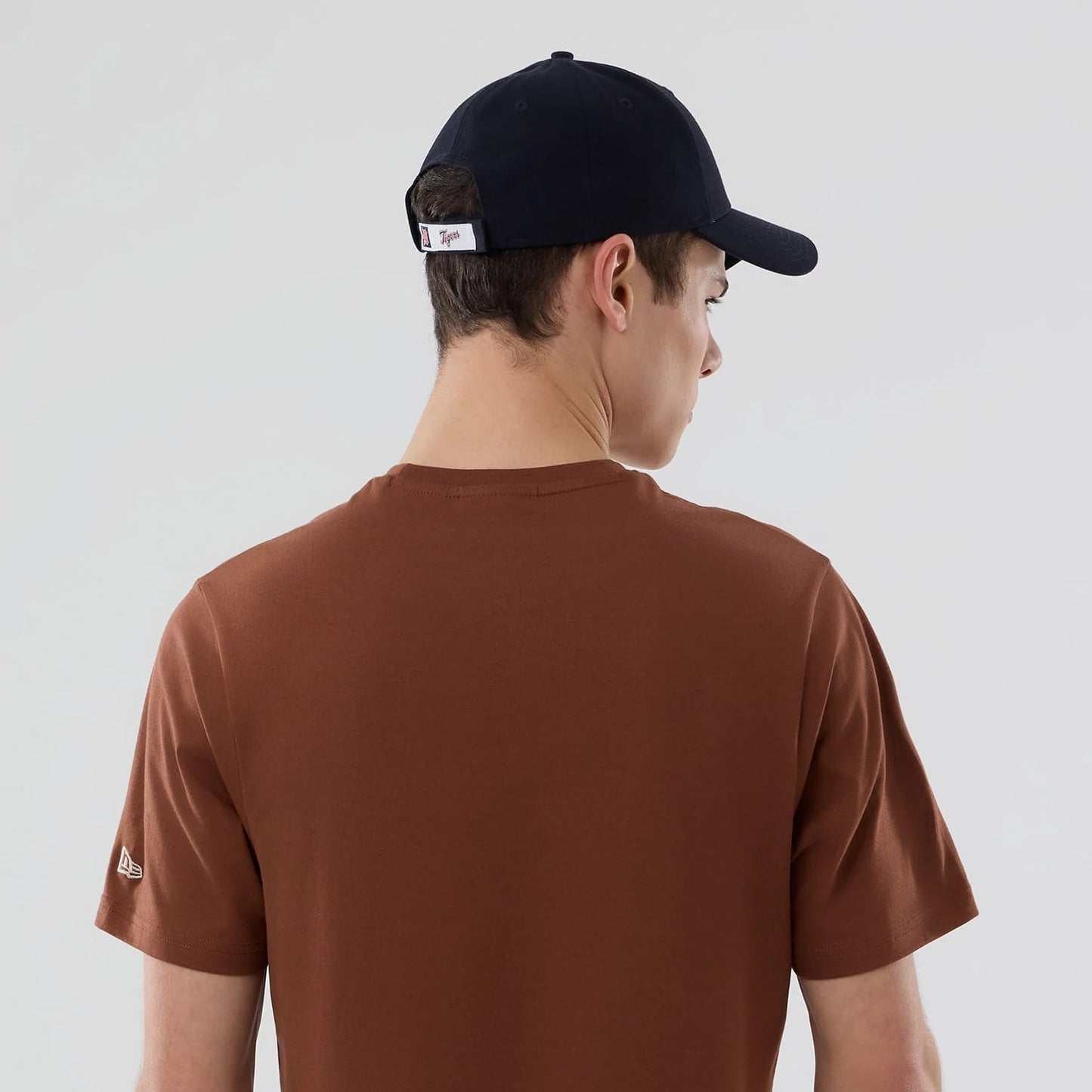 The model is wearing this MLB Graphic Detroit Tigers T-Shirt in brown. 7