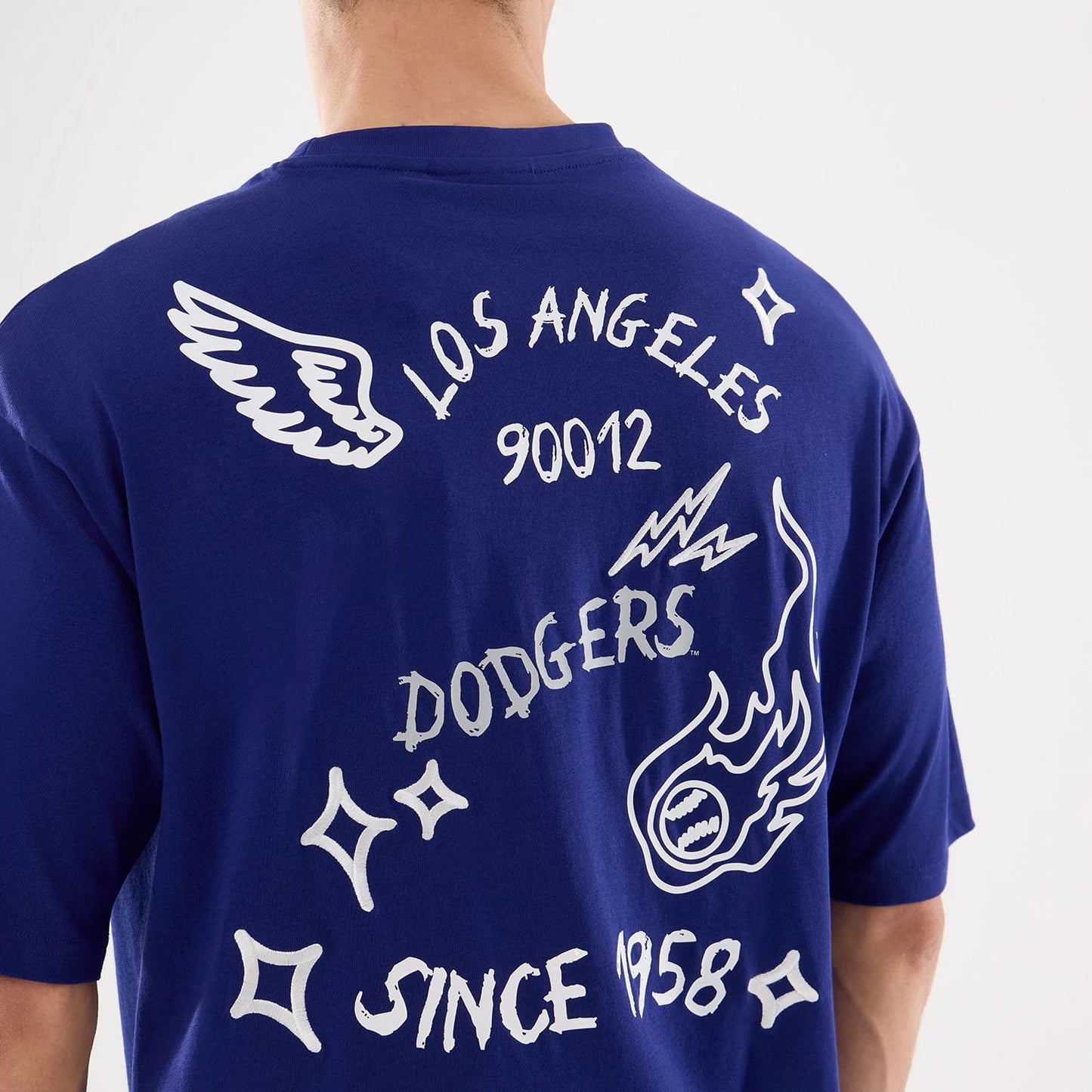 The model is wearing this MLB 59FIFTY Day Graphic LA Dodgers T-Shirt in dark blue. 7
