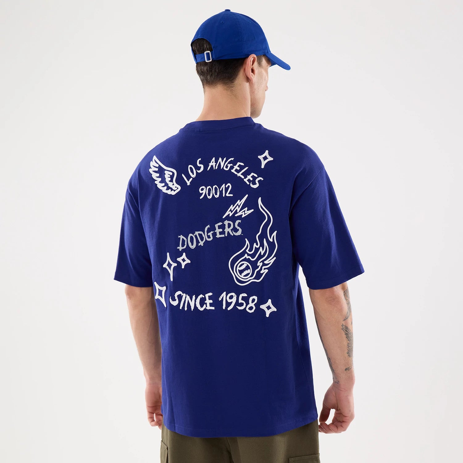 The model is wearing this MLB 59FIFTY Day Graphic LA Dodgers T-Shirt in dark blue. 2