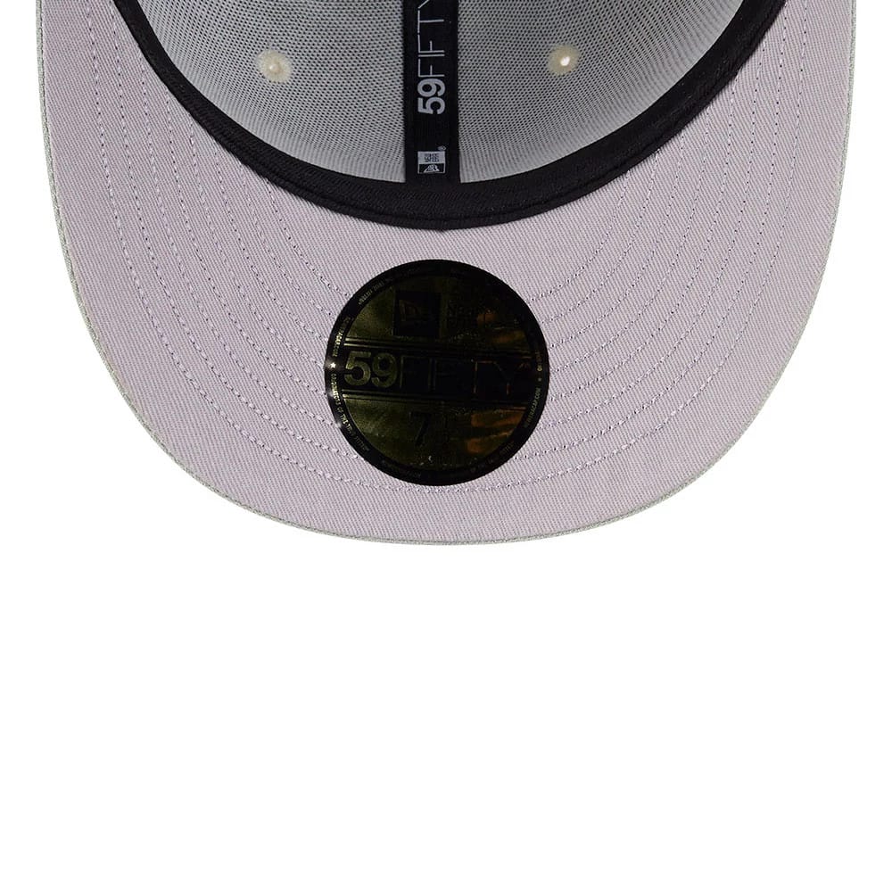 Pictured is this MLB Fathers Day Chicago White Sox 59FIFTY Fitted cap in pastel green. 2