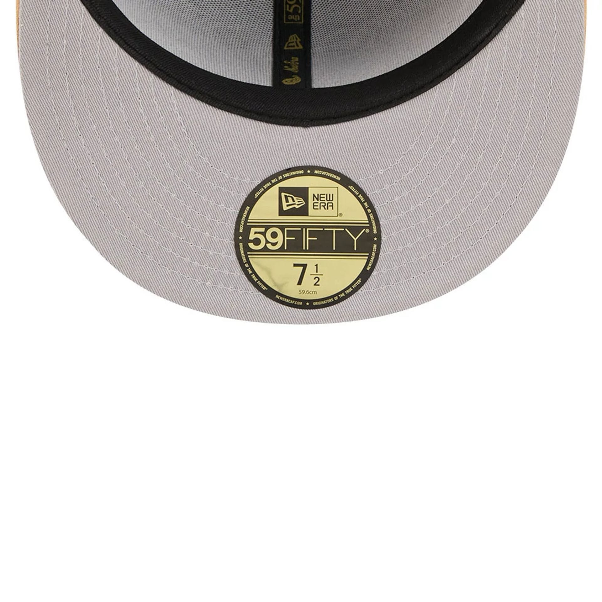 Pictured is this MLB 59FIFTY Day Fauna Chicago White Sox 59FIFTY Fitted cap in black. 2