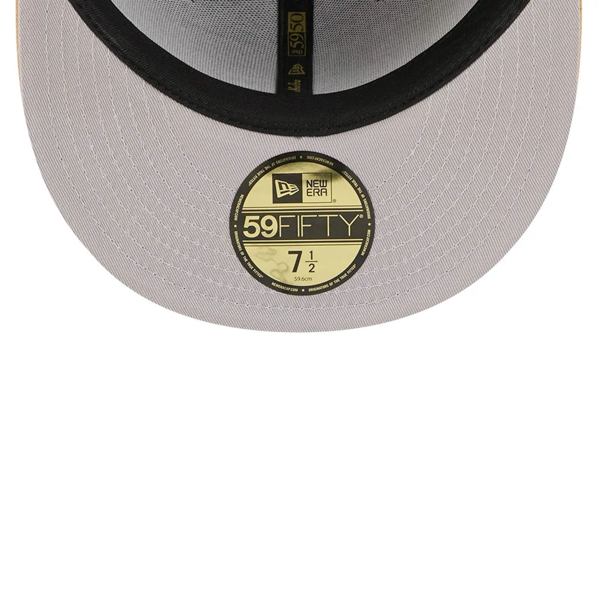 Pictured is this MLB 59FIFTY Day Fauna Chicago White Sox 59FIFTY Fitted cap in black. 2