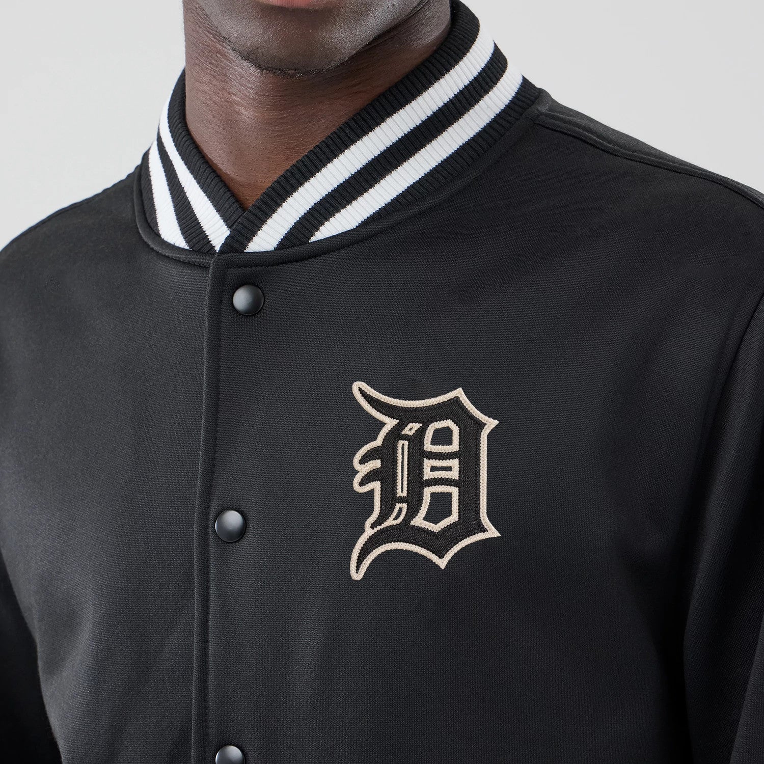 The model is wearing this MLB Jersey Bomber Detroit Tigers Jacket in black. 4