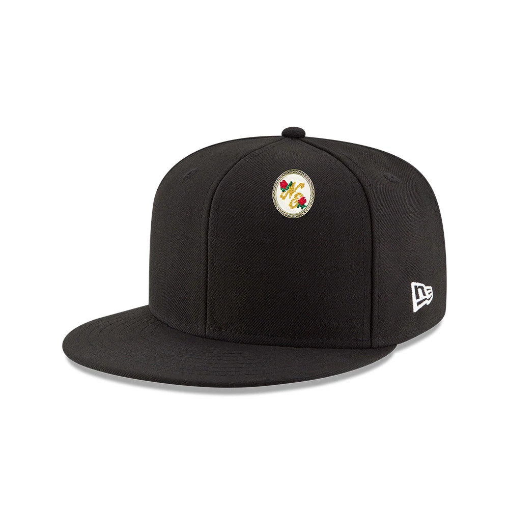New Era 59FIFTY Day Needle Point Black Pin Badge, front view highlighting a round embroidered badge centred on the structured black crown, white embroidered New Era flag logo on the left side and a flat, matching black visor.