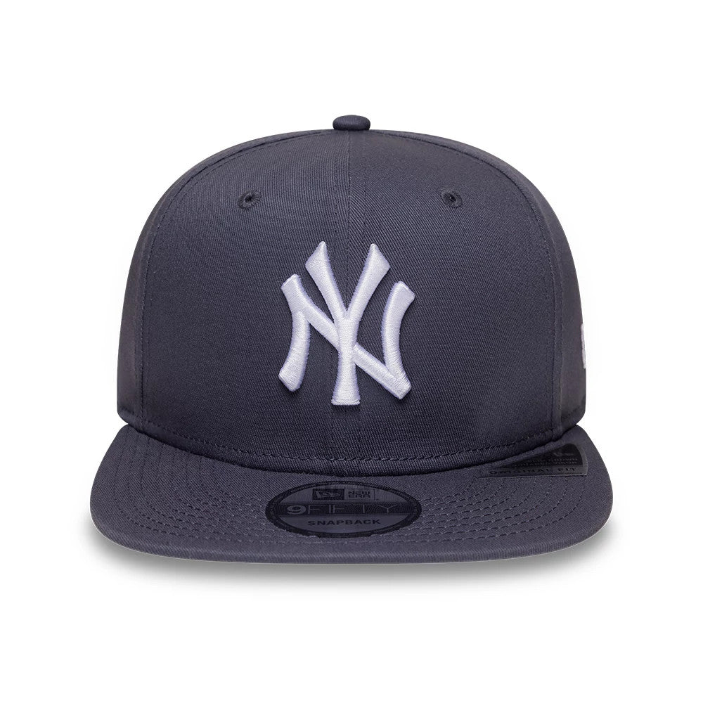 Yankees MLB League Essential Dark Grey New Era 9FIFTY Snapback Adjustable Cap, front view showing the white raised embroidered NY logo on the structured dark grey crown, dark grey visor, and a 9FIFTY size sticker on the visor.