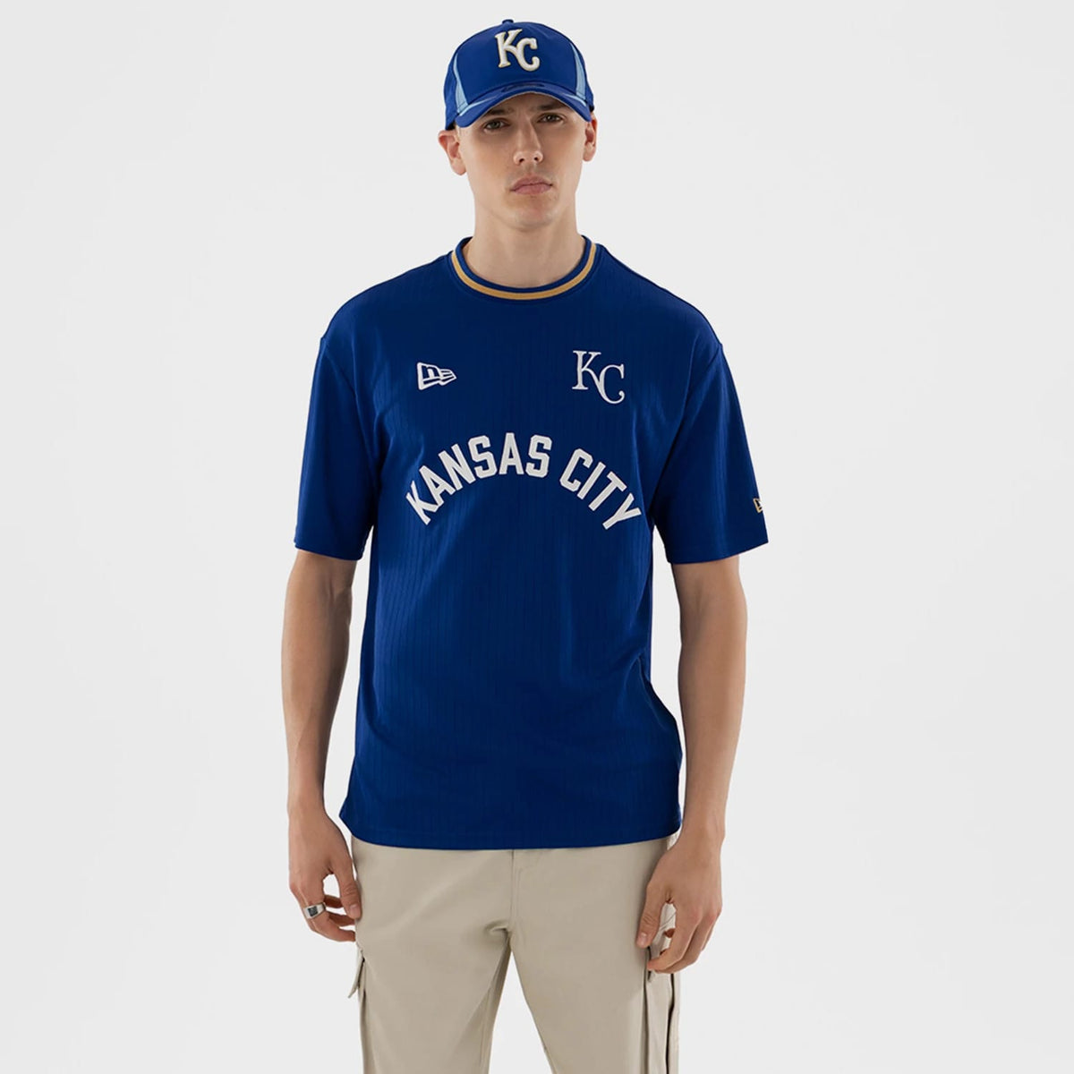The model is wearing this MLB Kansas City Royals Oversized T-Shirt in blue. 1