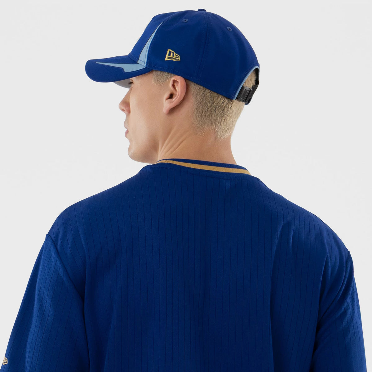 The model is wearing this MLB Kansas City Royals Oversized T-Shirt in blue. 7