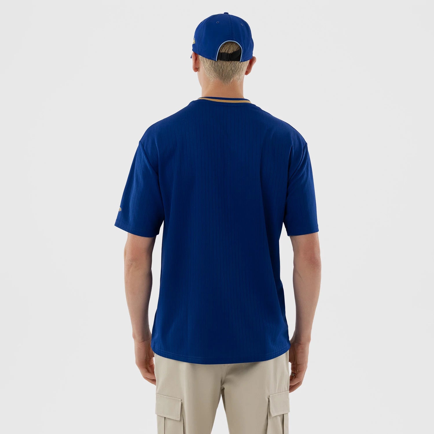 The model is wearing this MLB Kansas City Royals Oversized T-Shirt in blue. 2
