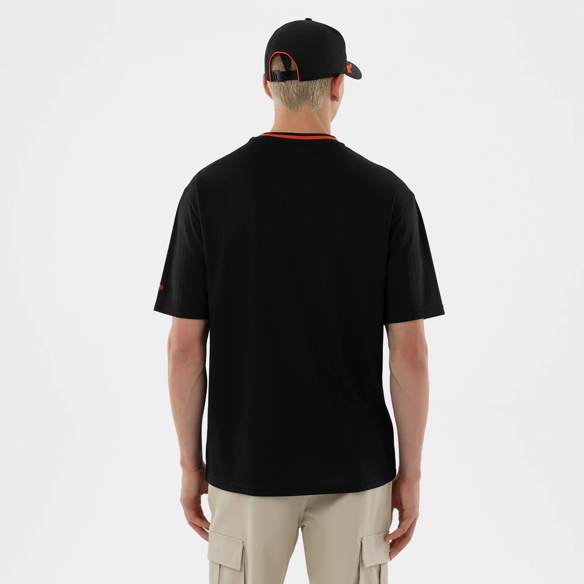 The model is wearing this MLB San Francisco Giants T-Shirt in black. 2