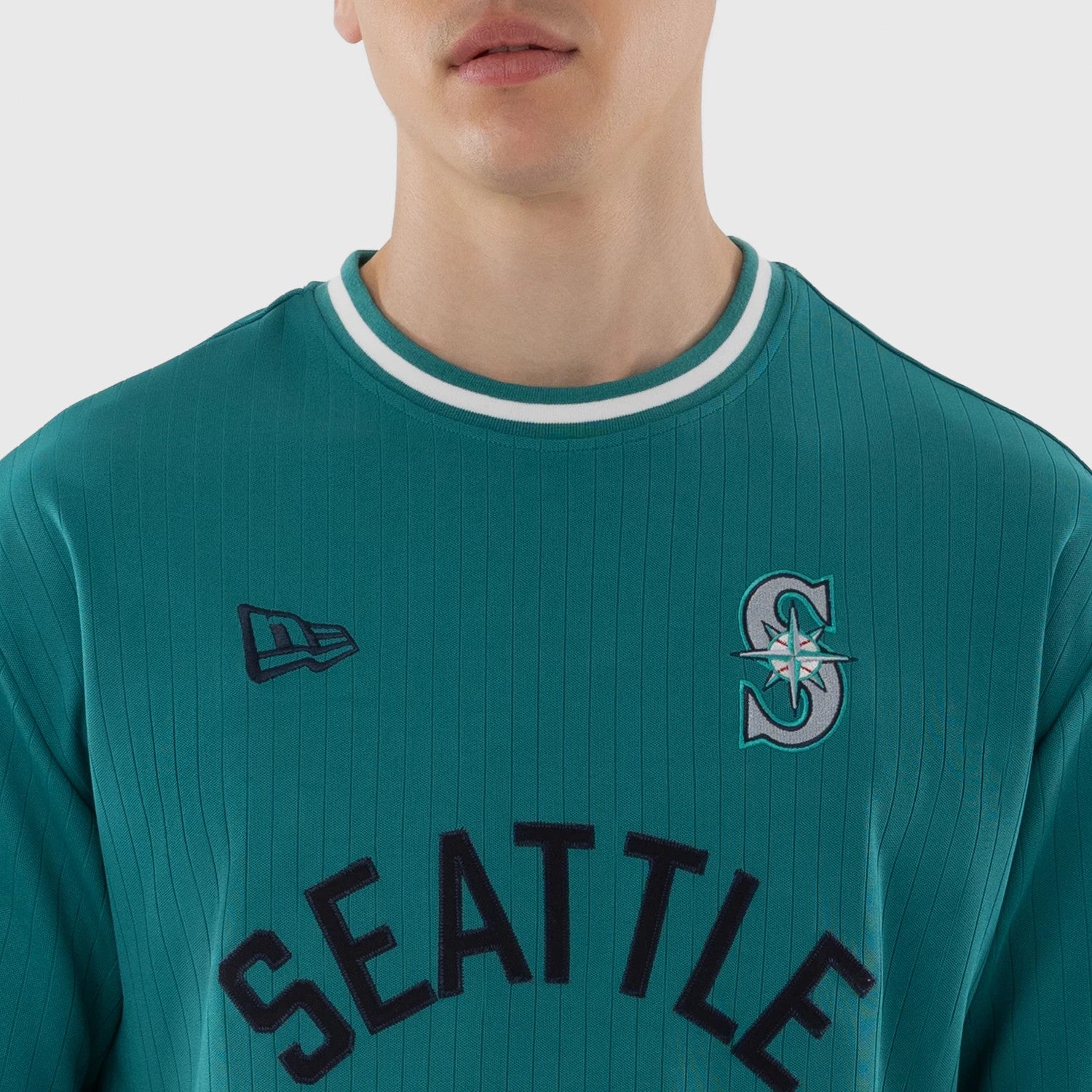 The model is wearing this MLB Seattle Mariners Oversized T-Shirt in green. 4