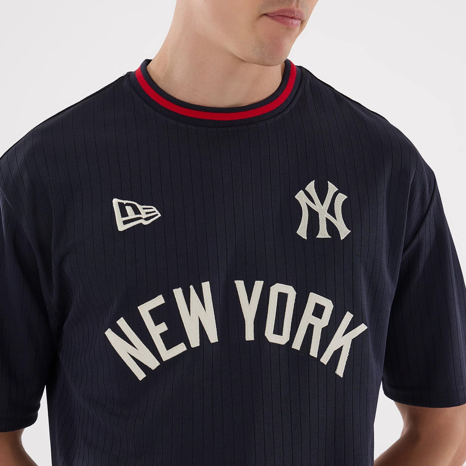 The model is wearing this MLB New York Yankees Oversized T-Shirt in navy. 4