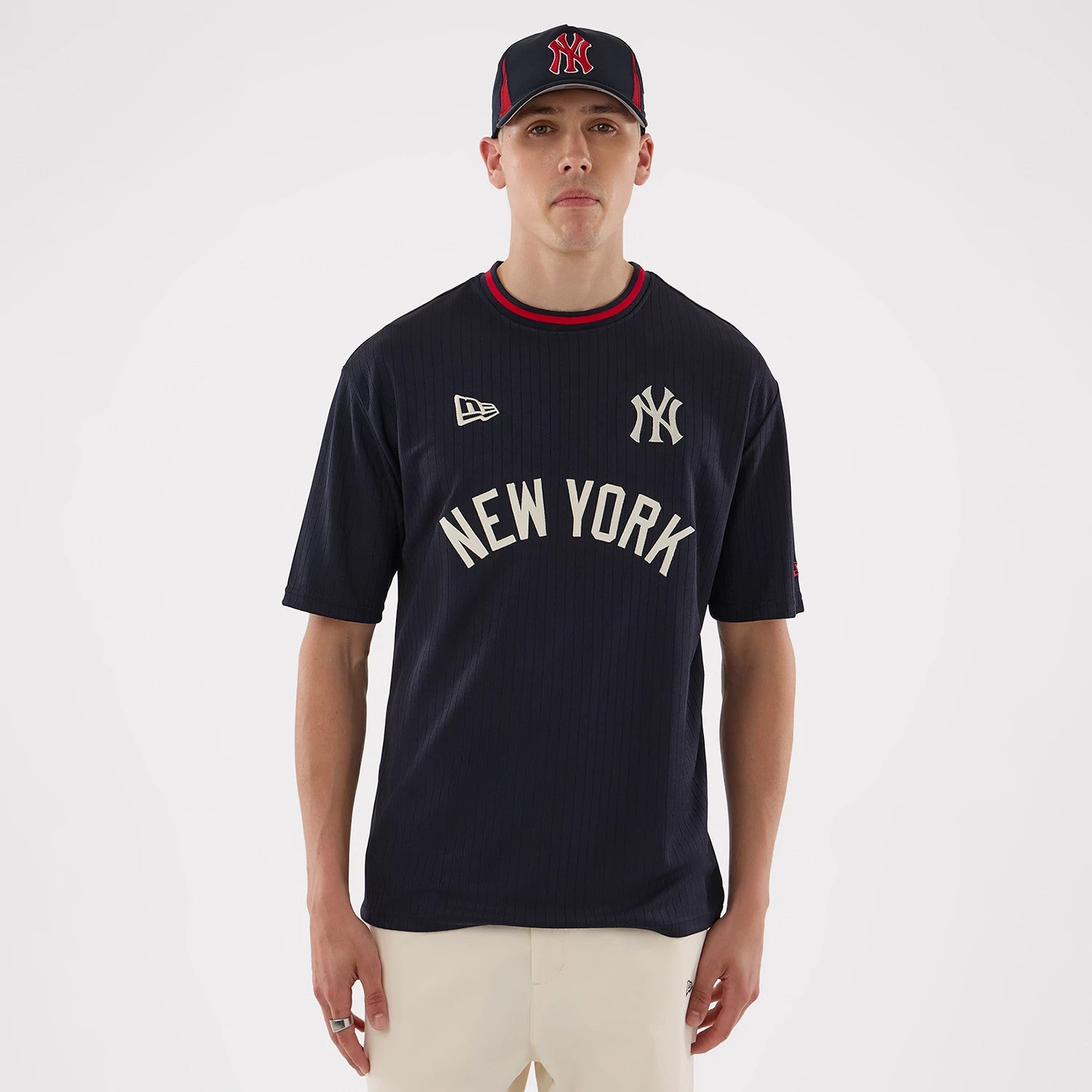 The model is wearing this MLB New York Yankees Oversized T-Shirt in navy. 1