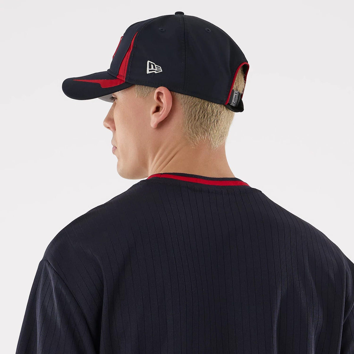 The model is wearing this MLB New York Yankees Oversized T-Shirt in navy. 7