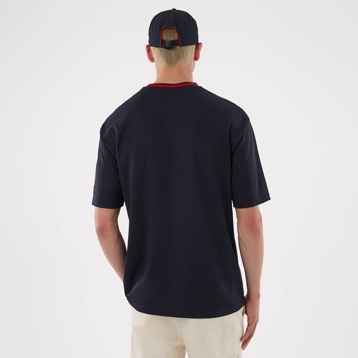 The model is wearing this MLB New York Yankees Oversized T-Shirt in navy. 2