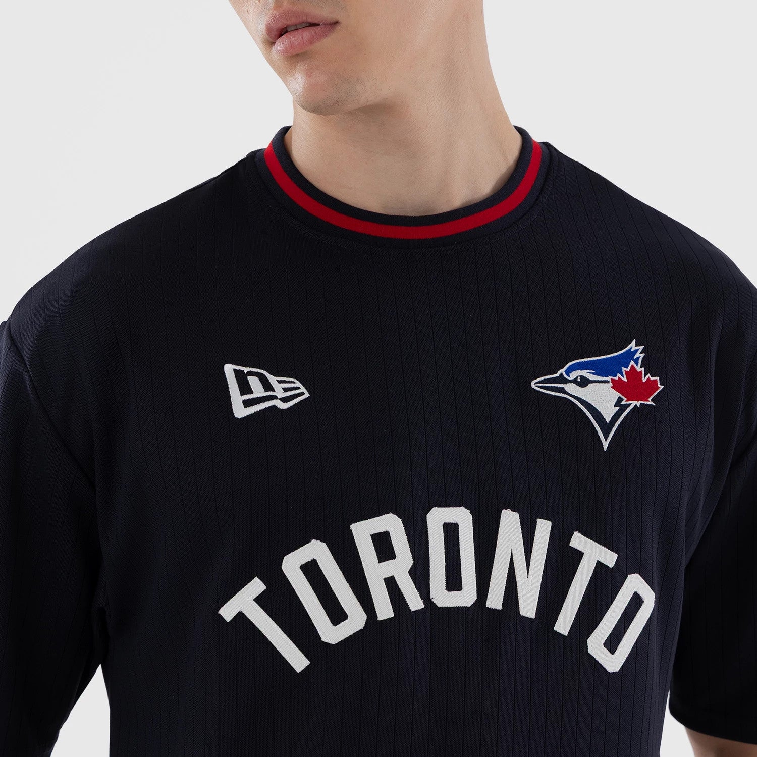 The model is wearing this MLB Toronto Blue Jays Oversized T-Shirt in navy. 3