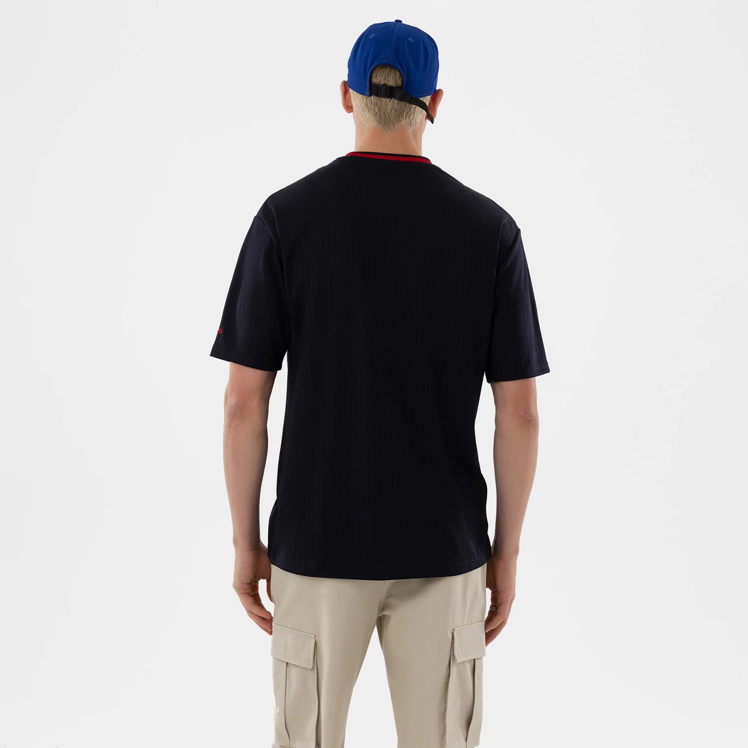 The model is wearing this MLB Toronto Blue Jays Oversized T-Shirt in navy. 2