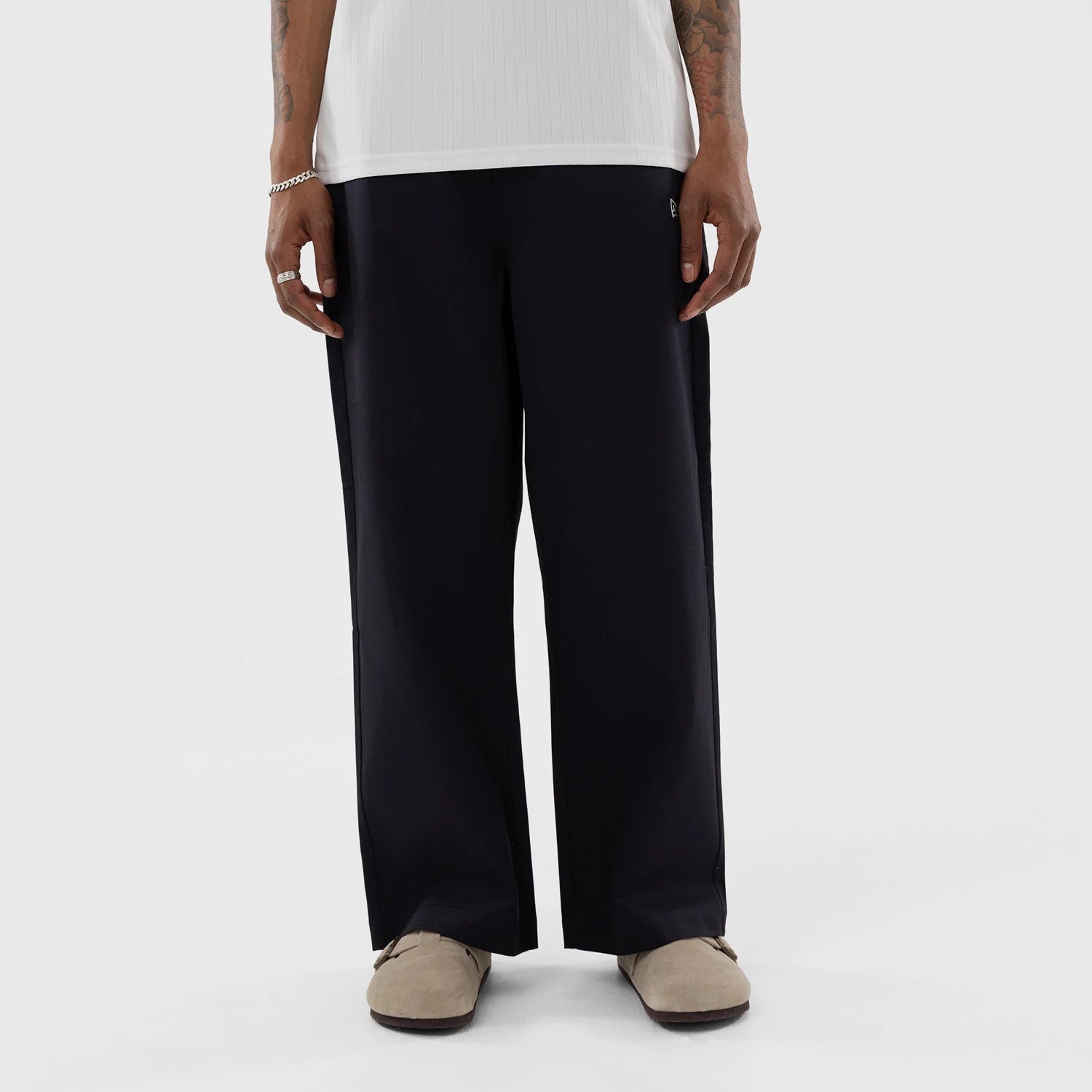 The model is wearing this MLB LA Dodgers Chino Trousers in navy. 1