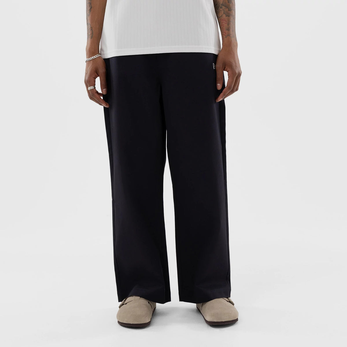 The model is wearing this MLB LA Dodgers Chino Trousers in navy. 1