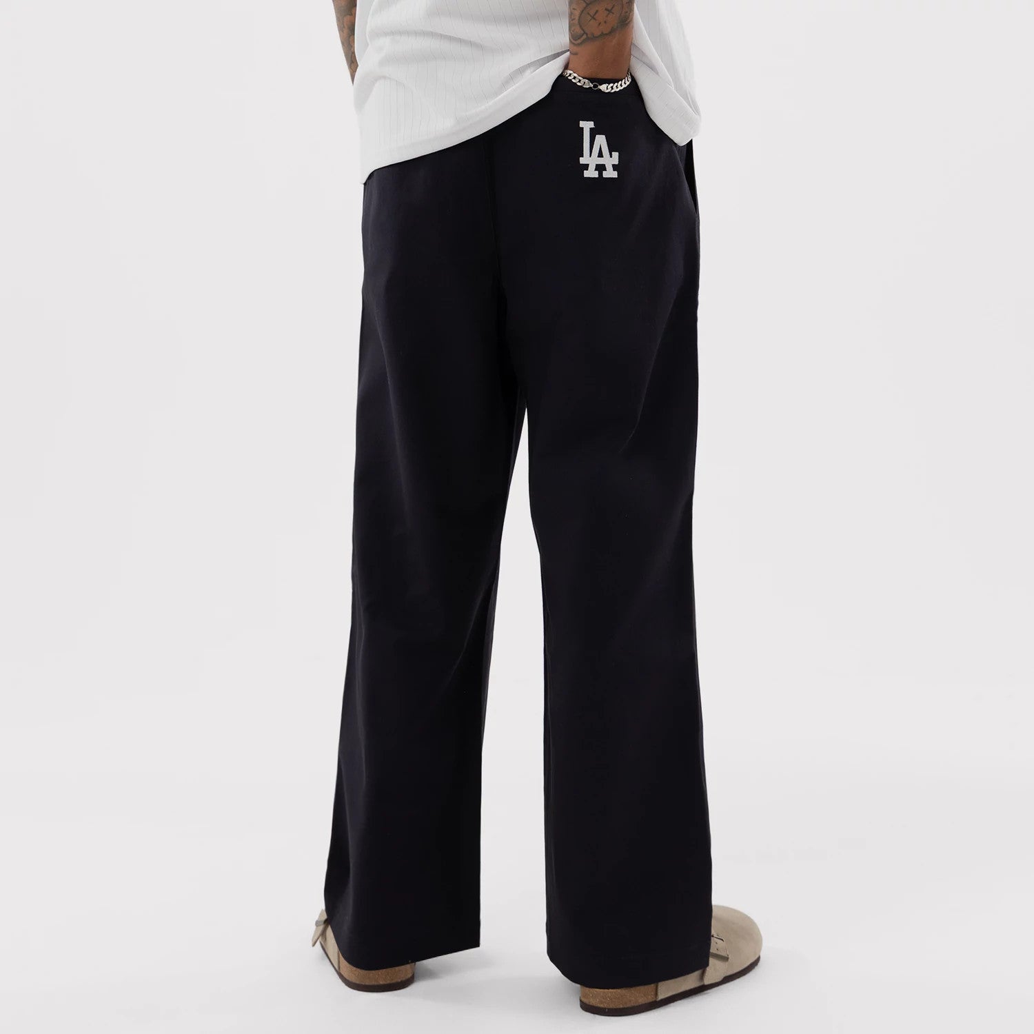 The model is wearing this MLB LA Dodgers Chino Trousers in navy. 2