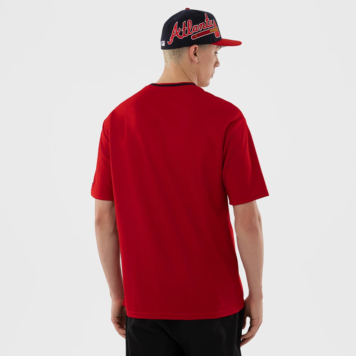 The model is wearing this MLB Atlanta Braves Oversized T-Shirt in red. 2