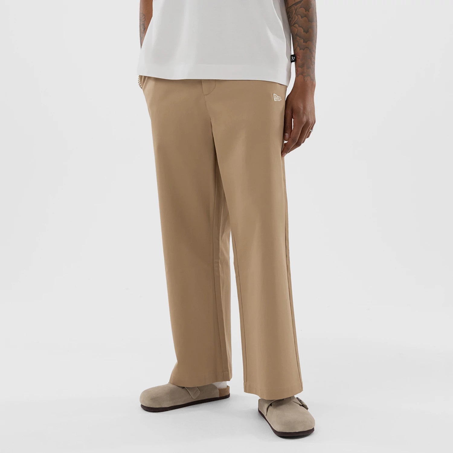 The model is wearing this MLB Athletics Chino Trousers in light beige. 1