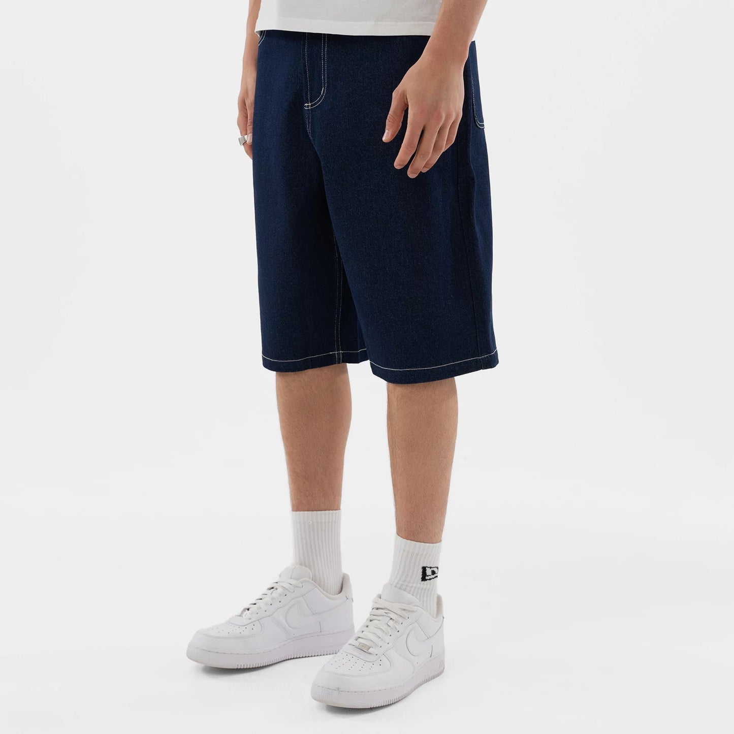 The model is wearing this MLB Jort New York Yankees Oversized Shorts in dark blue. 7